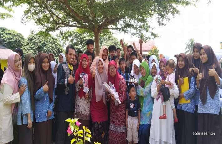 kejutan dari para siswa MTS Muhammadiyah kepada para guru