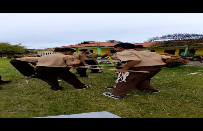 Latihan Pembuatan tandu Hizbul Wathan kegiatan penutup semester di MTs Muhammadiyah Pulau Punjung