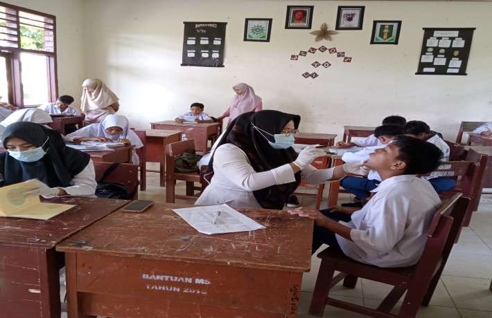 Pemeriksaan Kesehatan Siswa di MTs Muhammadiyah Pulau Punjung